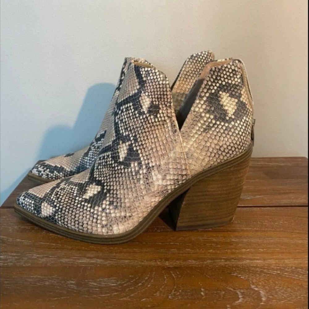 Vince Camuto Gigietta chelsea booties
